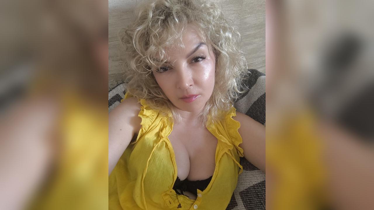 Webcam chat profile for LadyAur0ra: Ask about my other activities