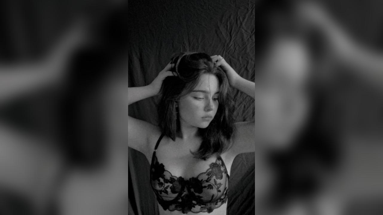 Webcam chat profile for HotQueen: Kissing