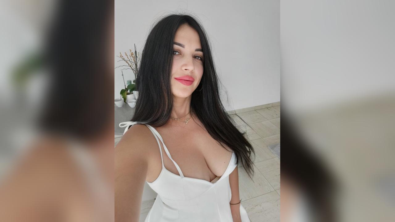 Webcam chat profile for Lily18