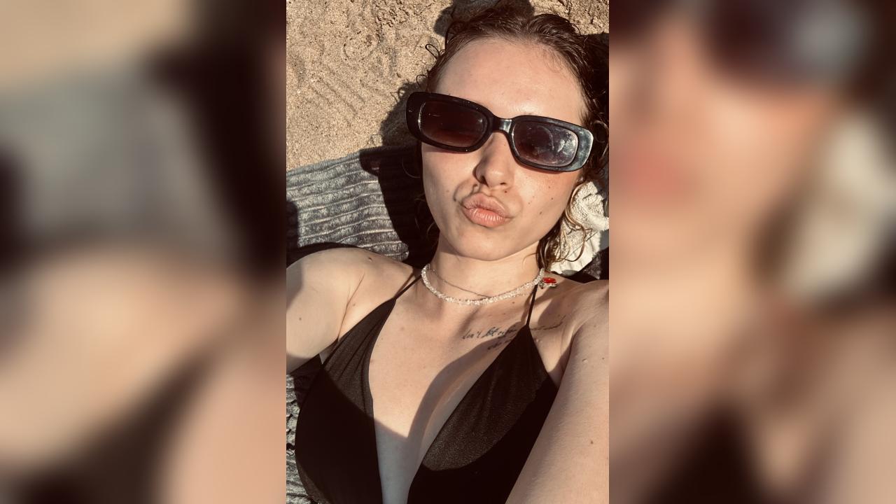 Webcam chat profile for EmelyDavies: Piercings & tattoos