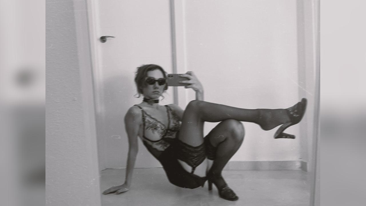 Webcam chat profile for SheSleepsNaked: Exhibition