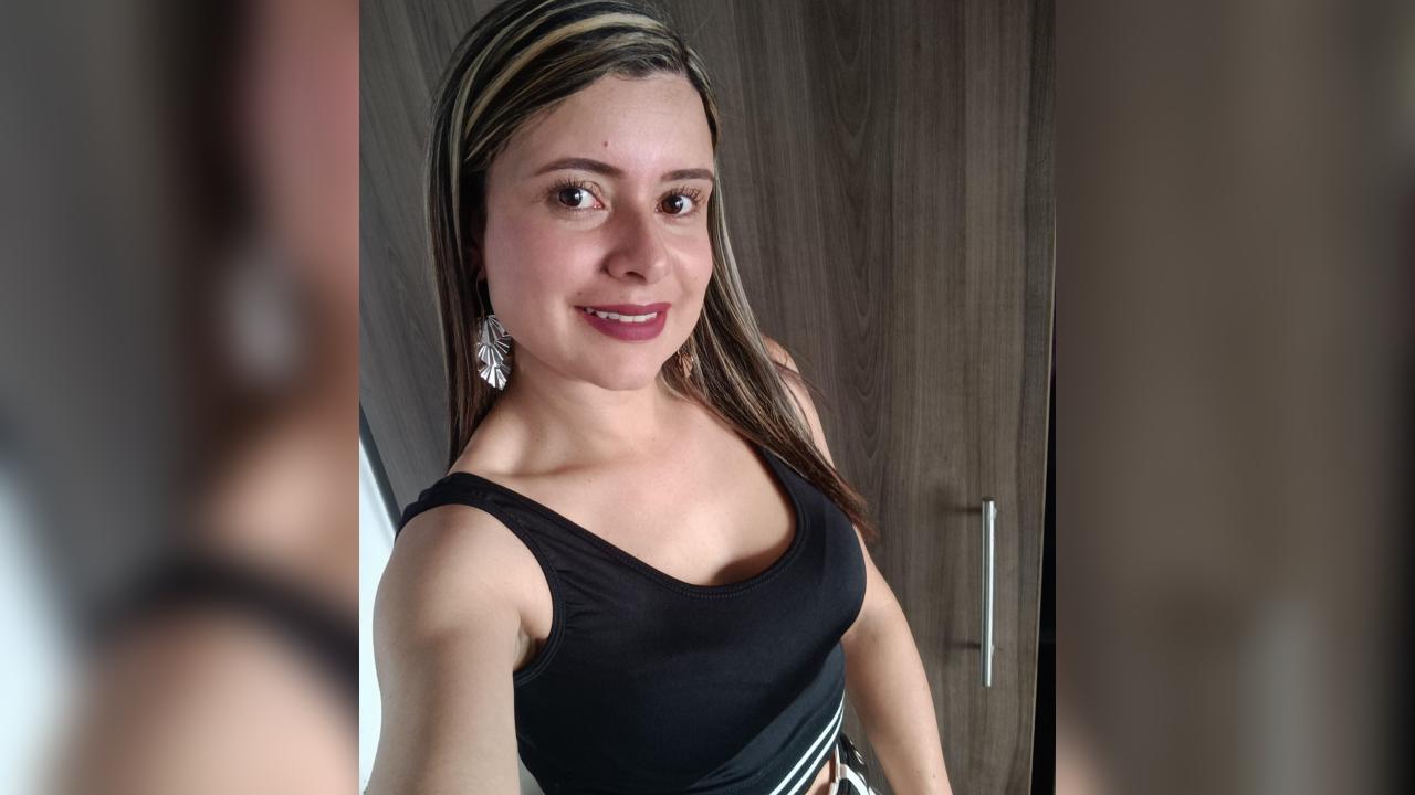 Webcam chat profile for Julieta93: Exhibition