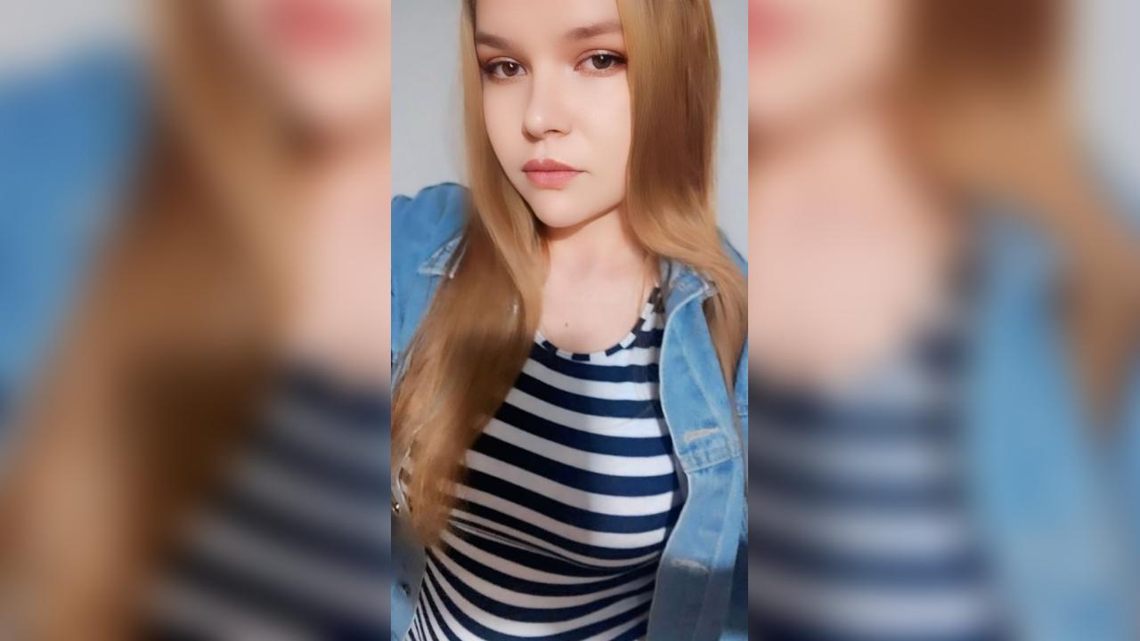 Webcam chat profile for HoneyBee: Ask about my Hobbies