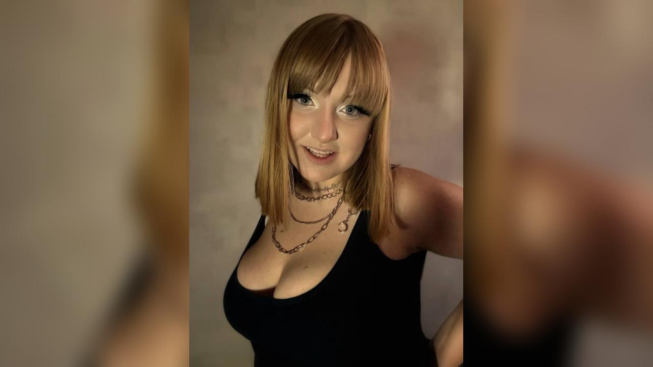 Webcam chat profile for LunaShine: Leather