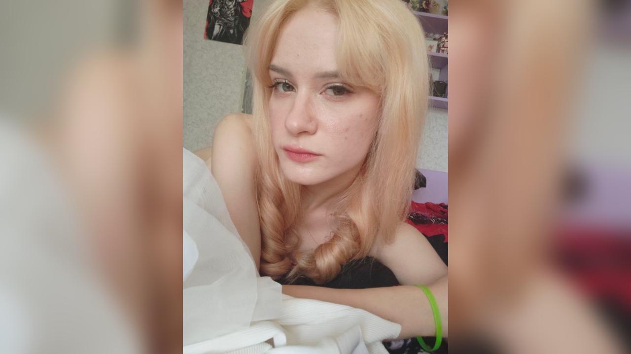 Webcam chat profile for Mirai: Ask about my Hobbies