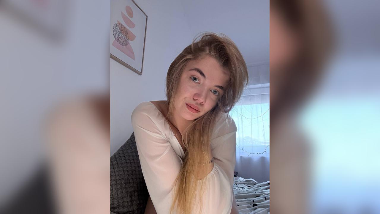 Webcam chat profile for CarrieBradshaww: Legs, feet & shoes