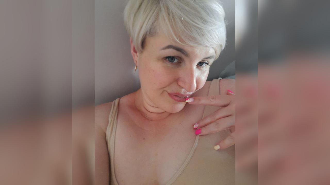 Webcam chat profile for Celestara: Cooking
