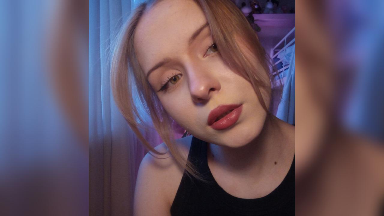 Webcam chat profile for DollyMoris: Legs, feet & shoes