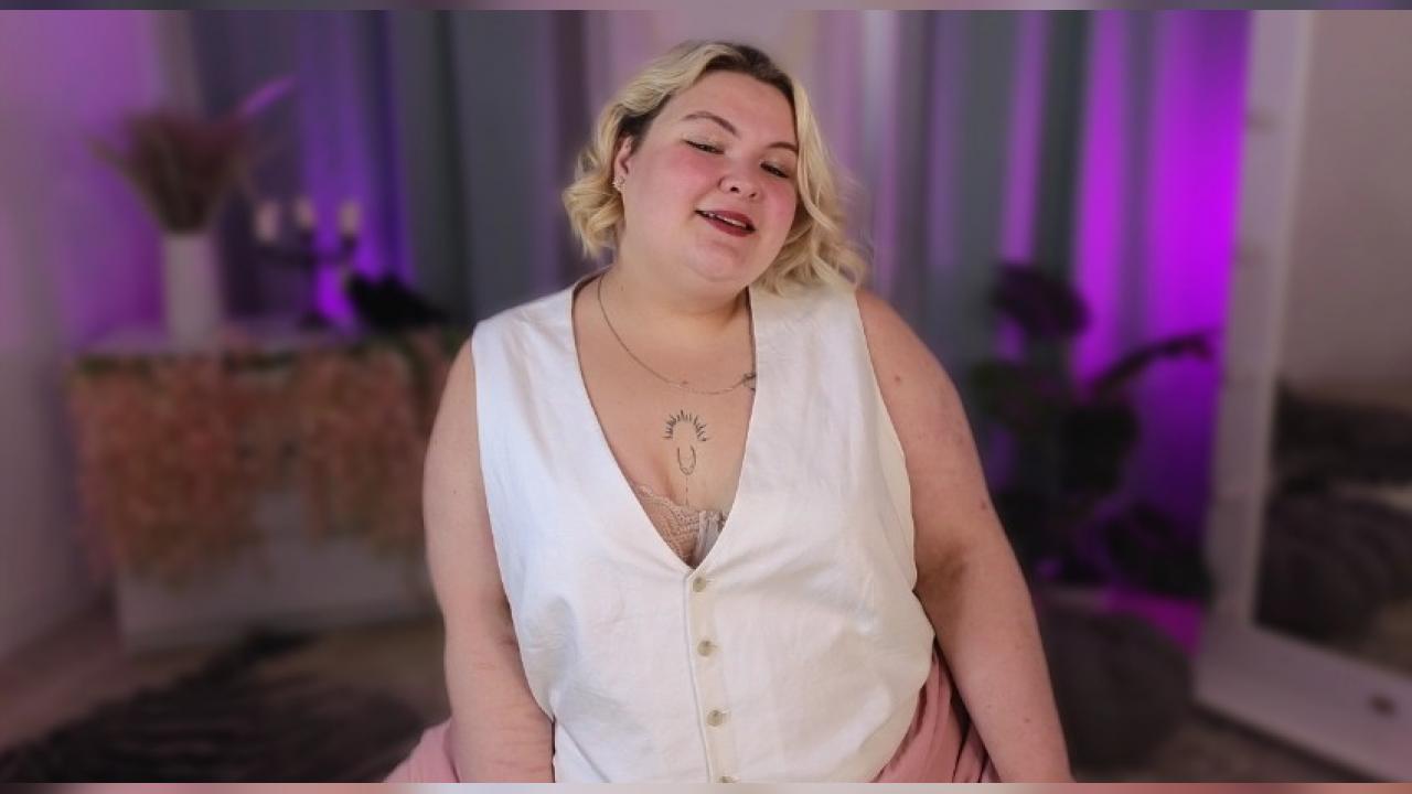 Webcam chat profile for EllaBigBabe: Leather