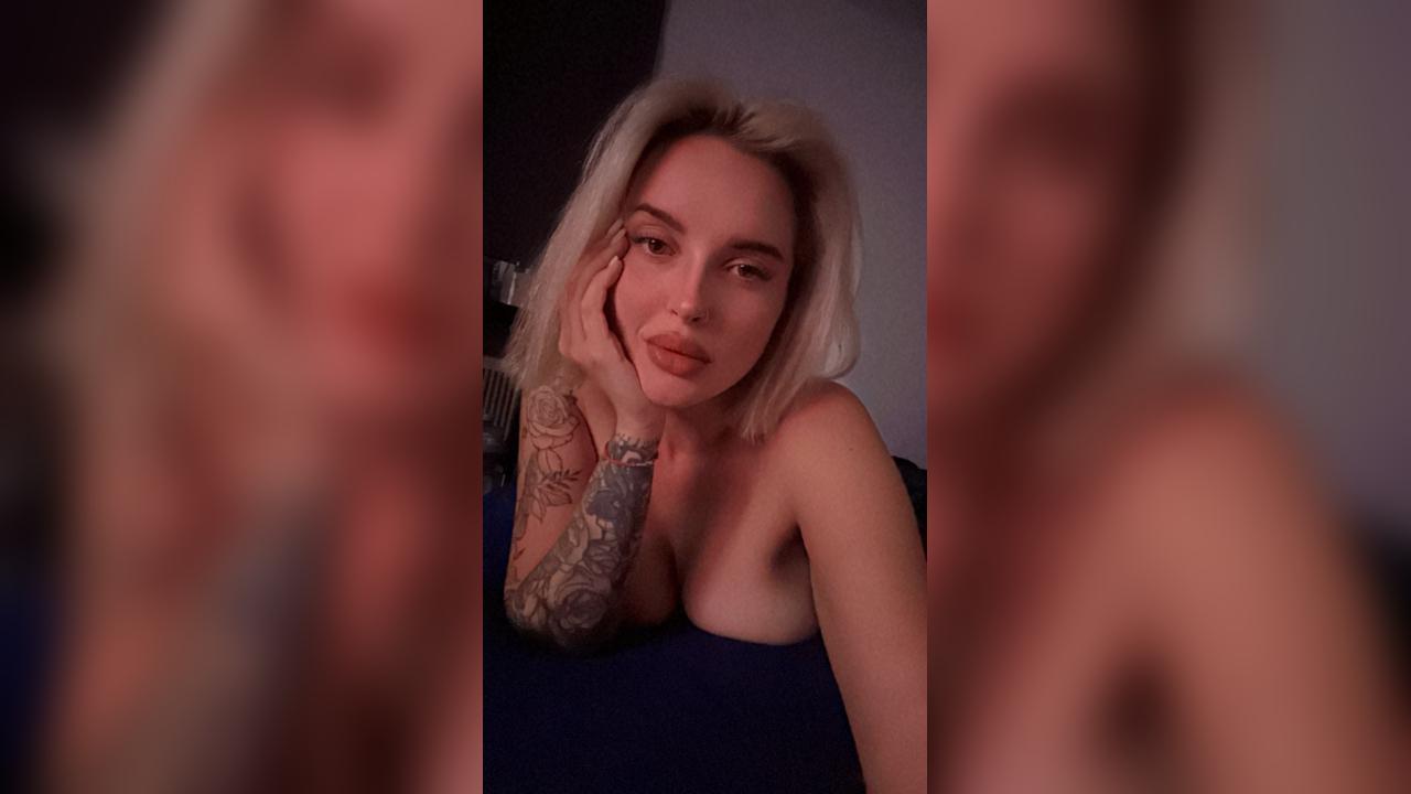 Webcam chat profile for HoneySunset: Outfits