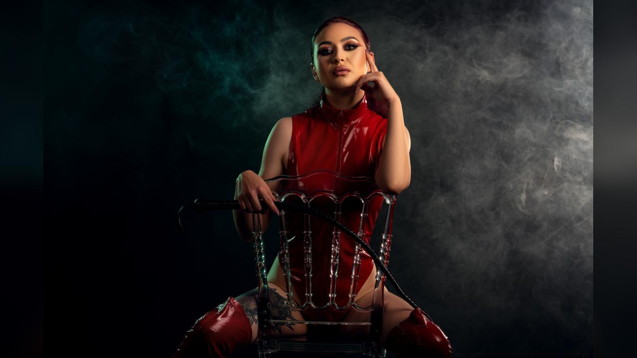 Webcam chat profile for VictoriaRouge: Dominatrix