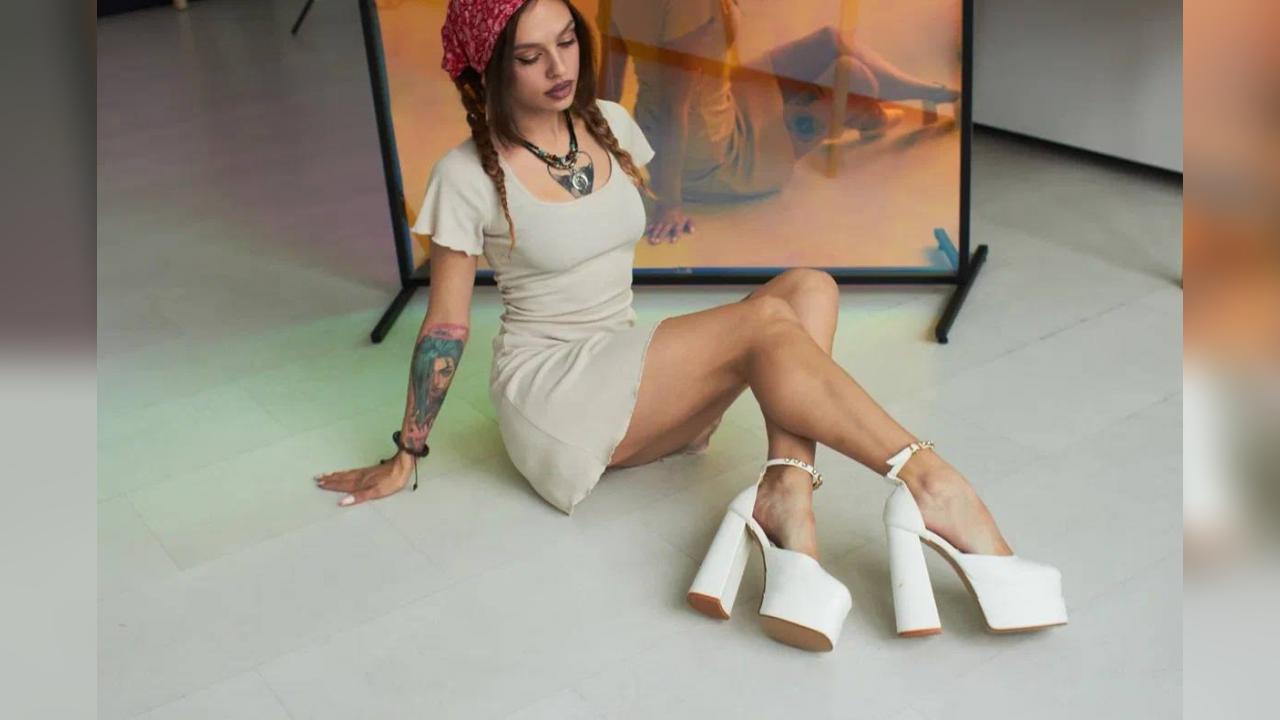 Webcam chat profile for PrettyEllie: Legs, feet & shoes