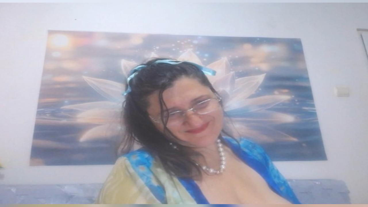 Webcam chat profile for SophiaBliss: Nipple play