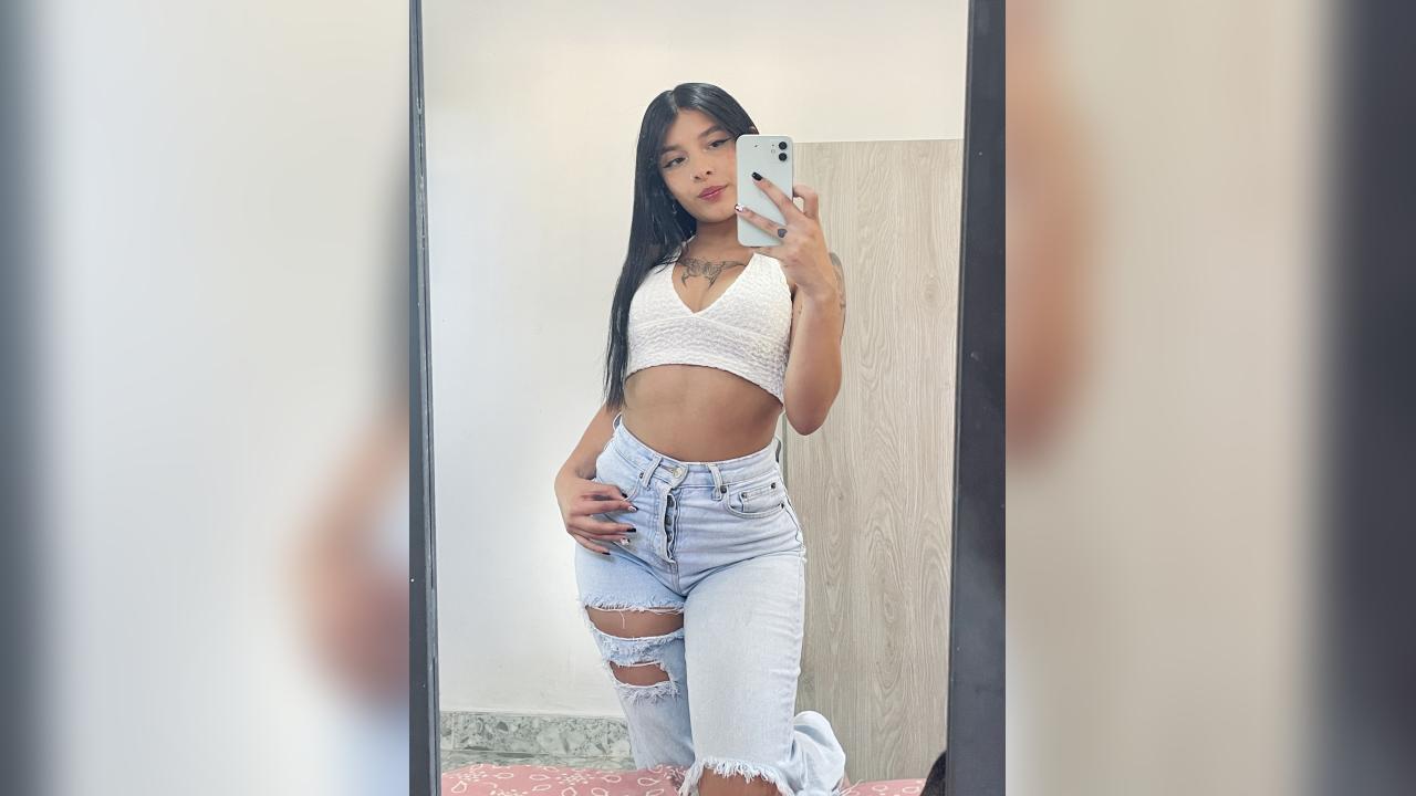 Webcam chat profile for BellaVice25: Legs, feet & shoes
