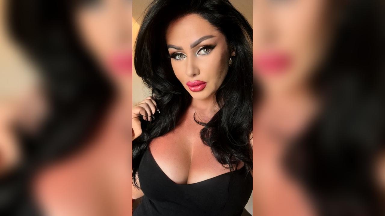 Webcam chat profile for LauraVert: Leather