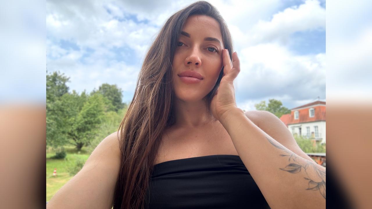 Webcam chat profile for SweetTi: Ask about my other activities