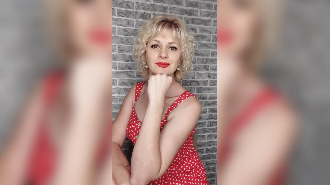 Webcam chat profile for MiaSkye: Legs, feet & shoes