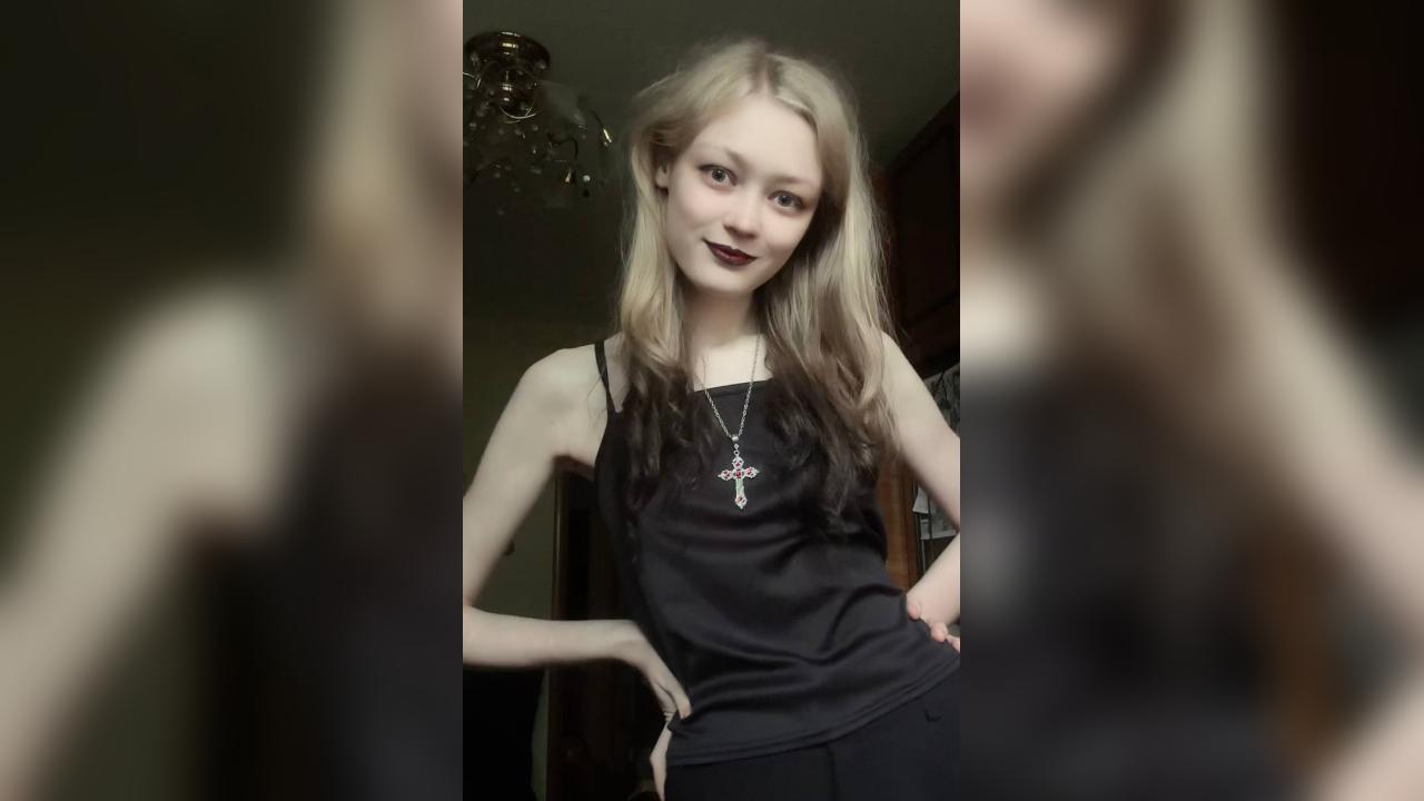 Webcam chat profile for SkySorceress: Legs, feet & shoes