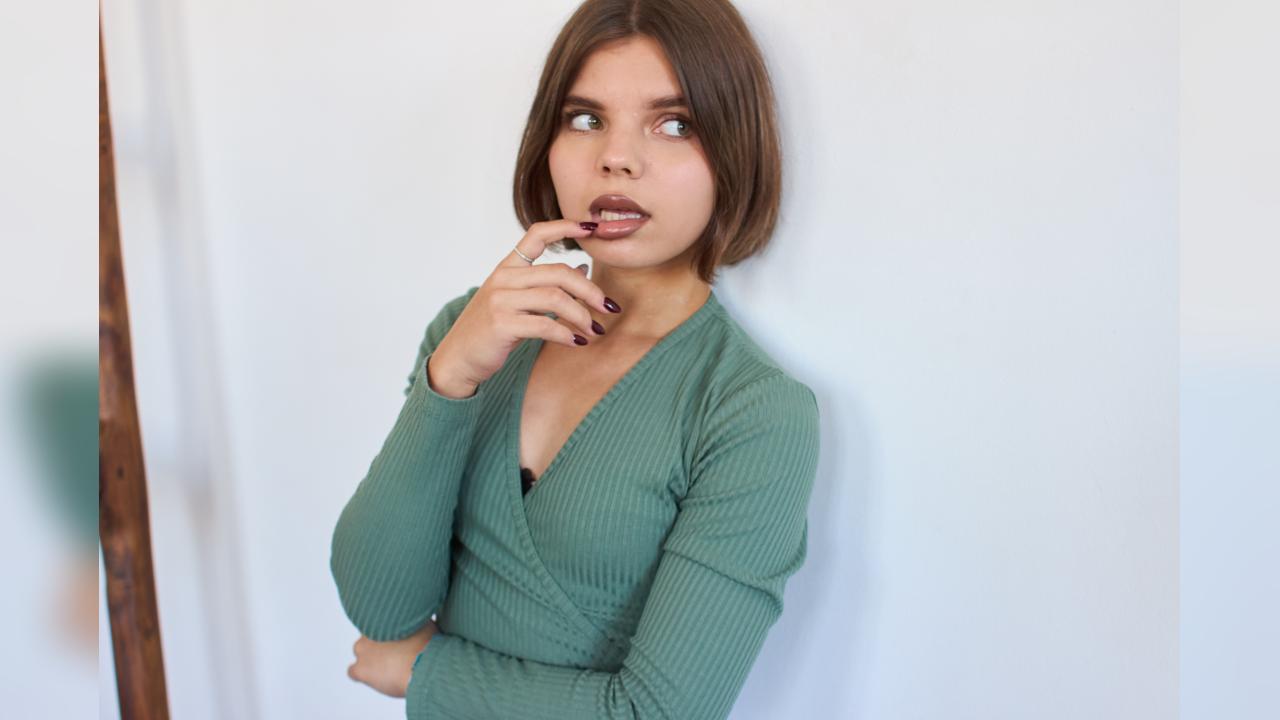 Webcam chat profile for AdelinaMiau: Legs, feet & shoes