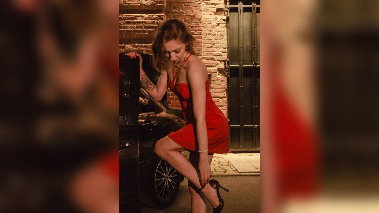 Webcam chat profile for GroovyCat: Legs, feet & shoes