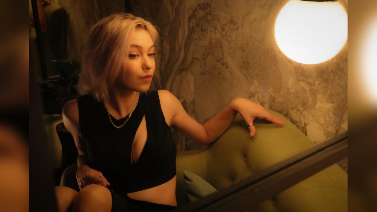 Webcam chat profile for AlysiaSun: Legs, feet & shoes
