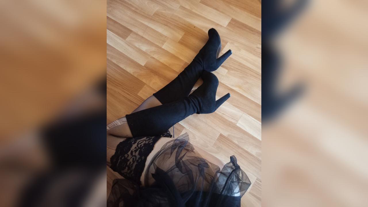 Webcam chat profile for GoldenVibe: Dominatrix