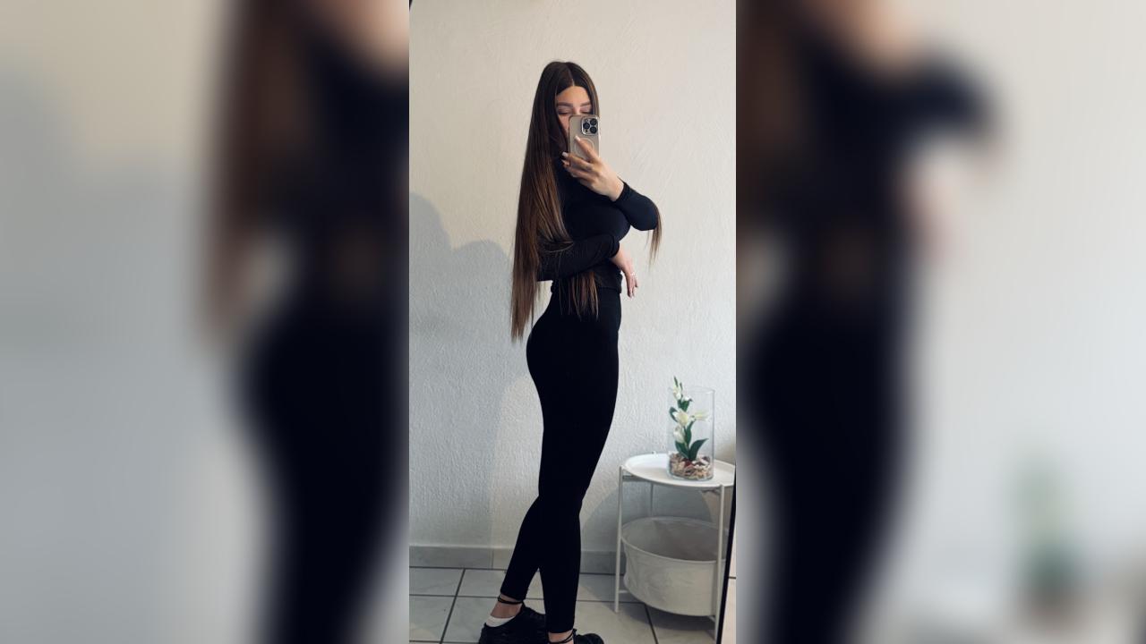 Webcam chat profile for SweetBantik: Nails