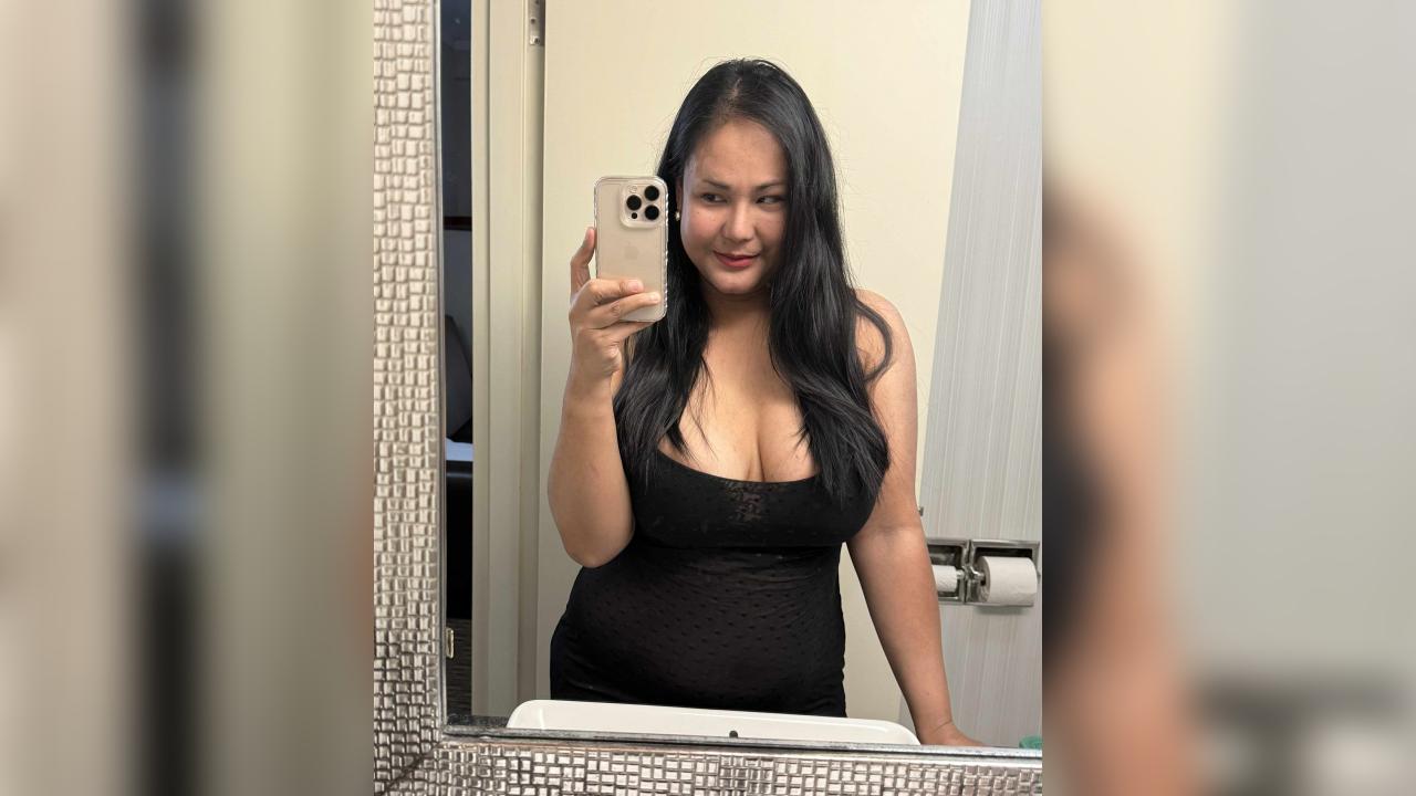 Webcam chat profile for MindyTS: Kissing