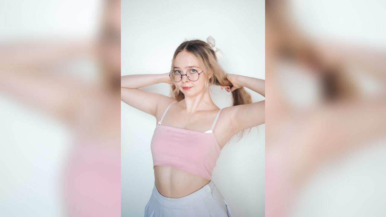 Webcam chat profile for BellaBb: Legs, feet & shoes