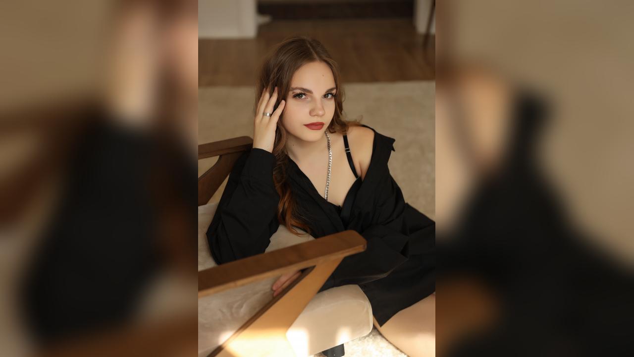 Webcam chat profile for Elika: Leather