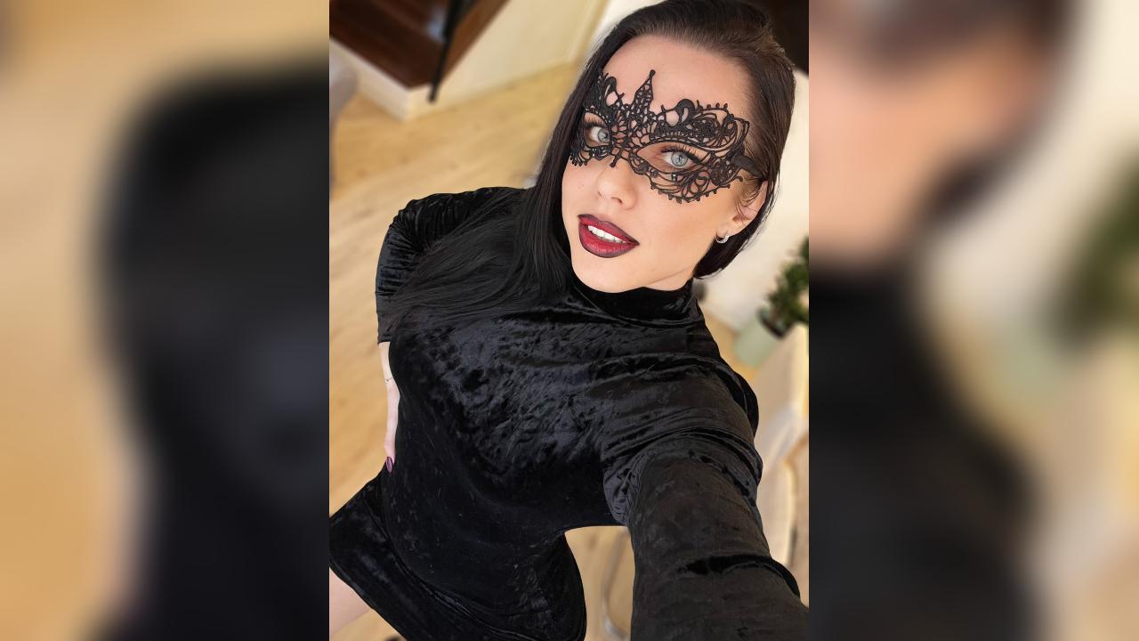 Webcam chat profile for KrissssCharming: Dominatrix