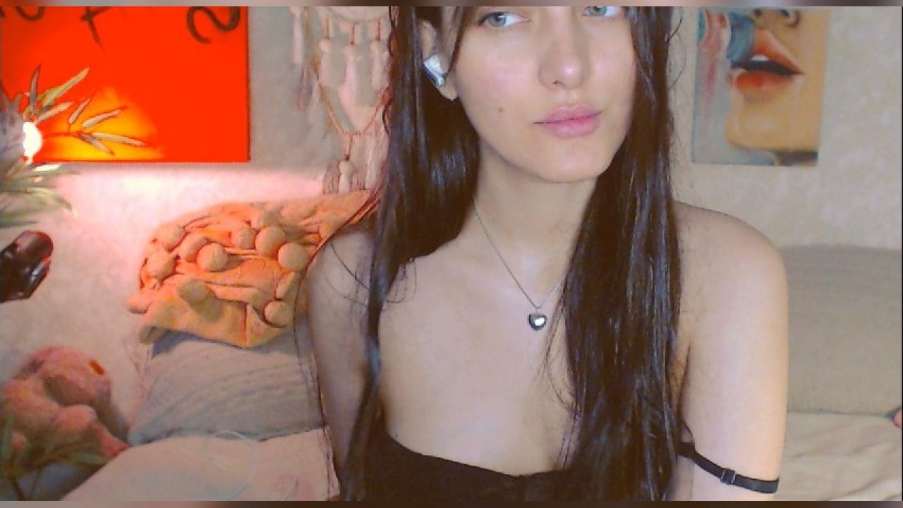 Webcam chat profile for Alina322: Piercings & tattoos