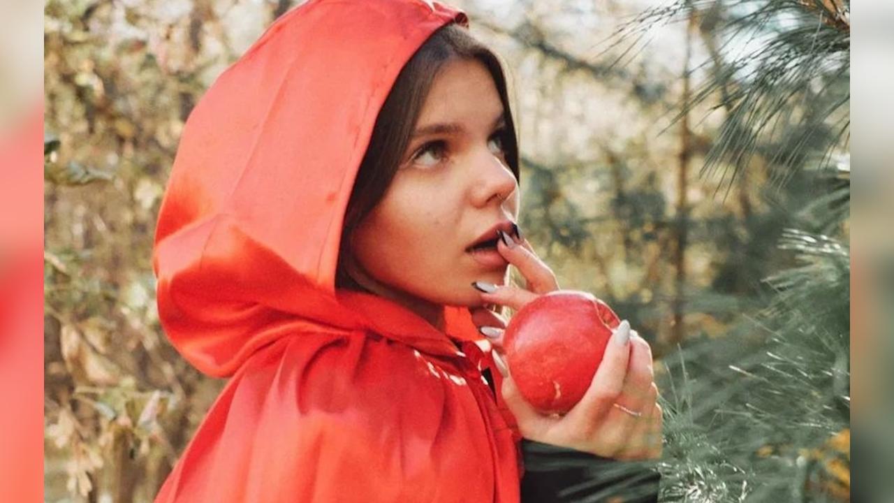 Webcam chat profile for AdelinaMiau: Legs, feet & shoes