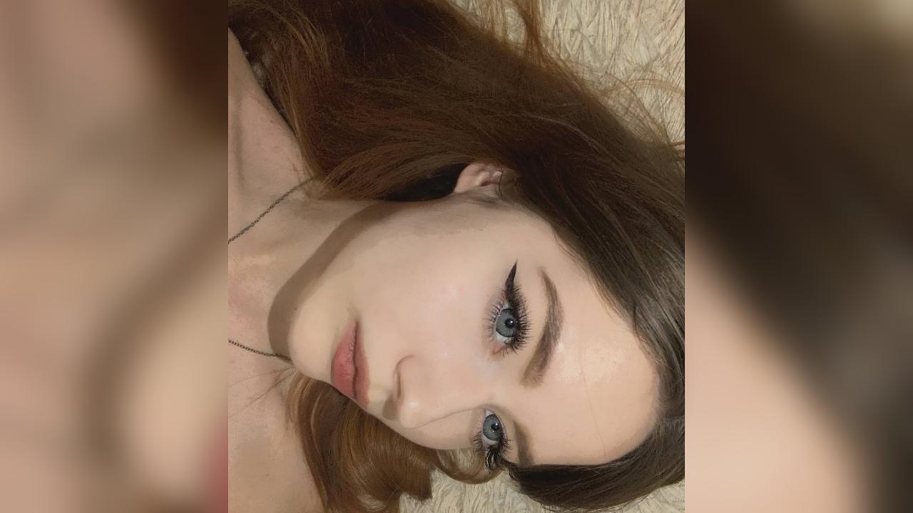 Webcam chat profile for SaraX: Legs, feet & shoes