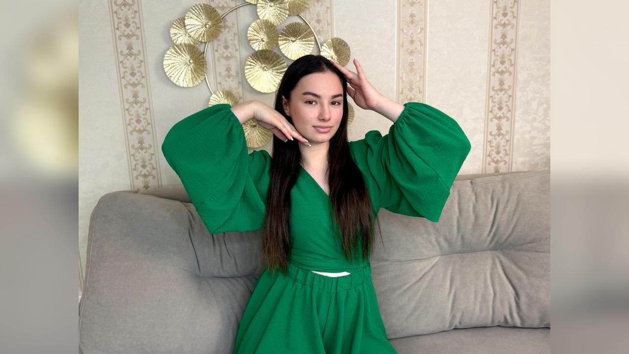 Webcam chat profile for AmberB88: Piercings & tattoos