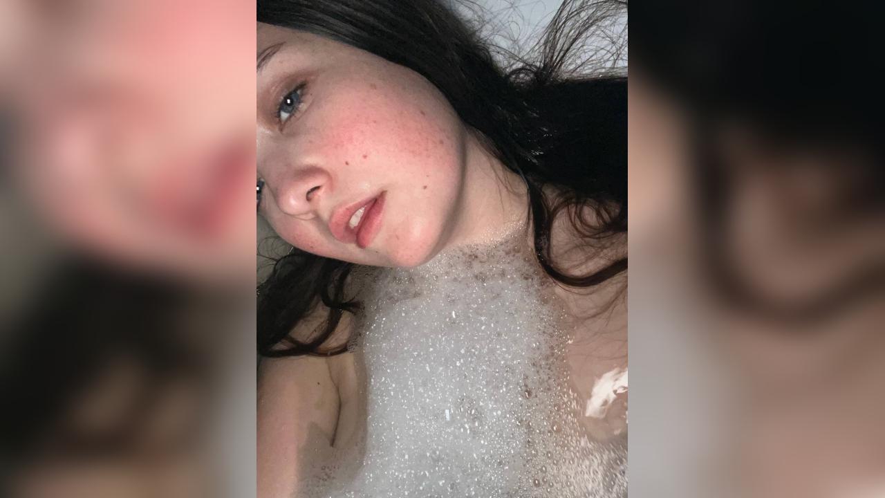 Webcam chat profile for angelilly: Legs, feet & shoes