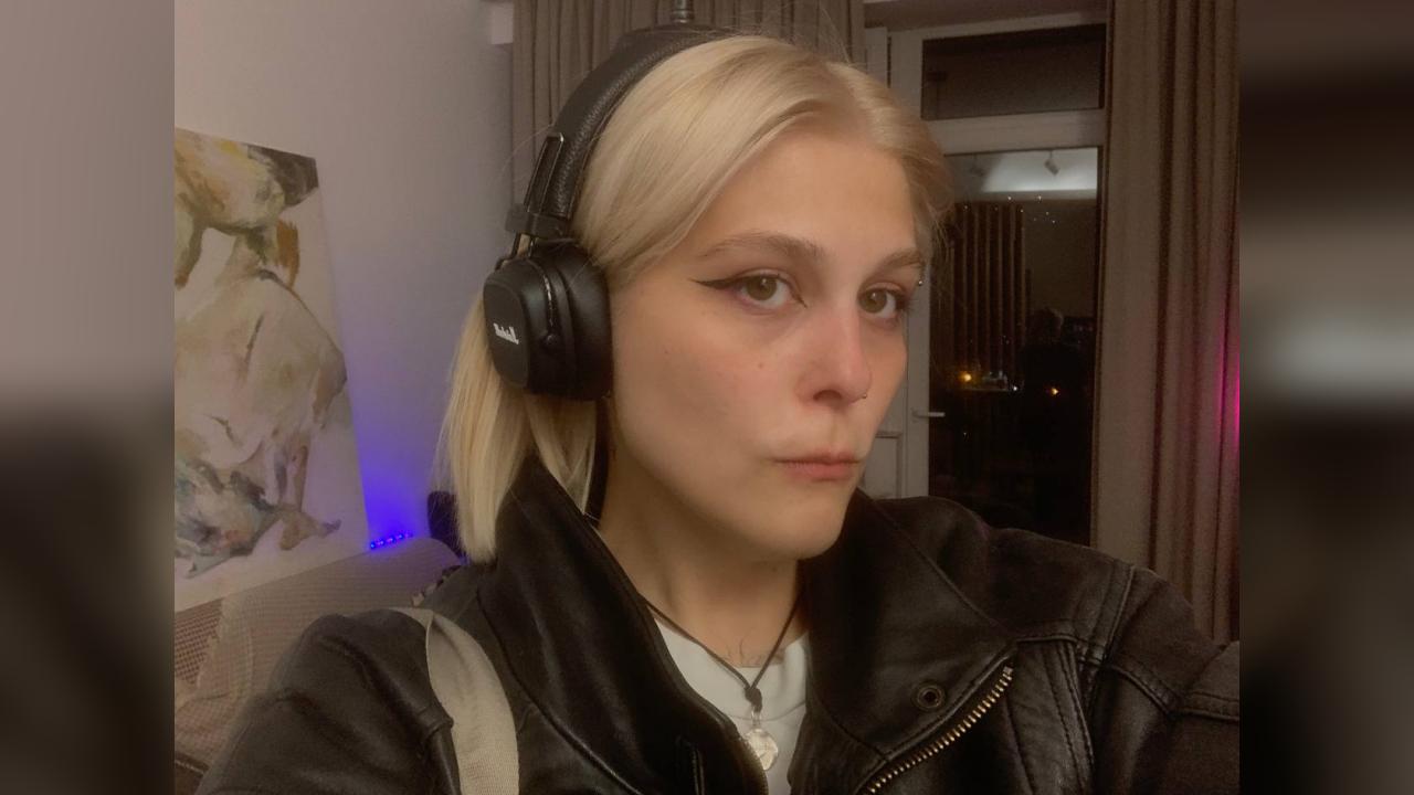Webcam chat profile for EllaBloom: Leather