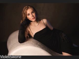 Image of cam model VioletiSwone from CamContacts