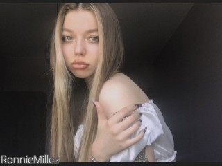 Image of cam model RonnieMilles from CamContacts