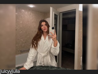 Image of cam model JuicyyJulia from CamContacts