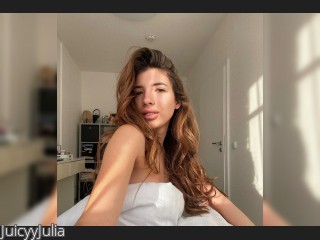 Image of cam model JuicyyJulia from CamContacts