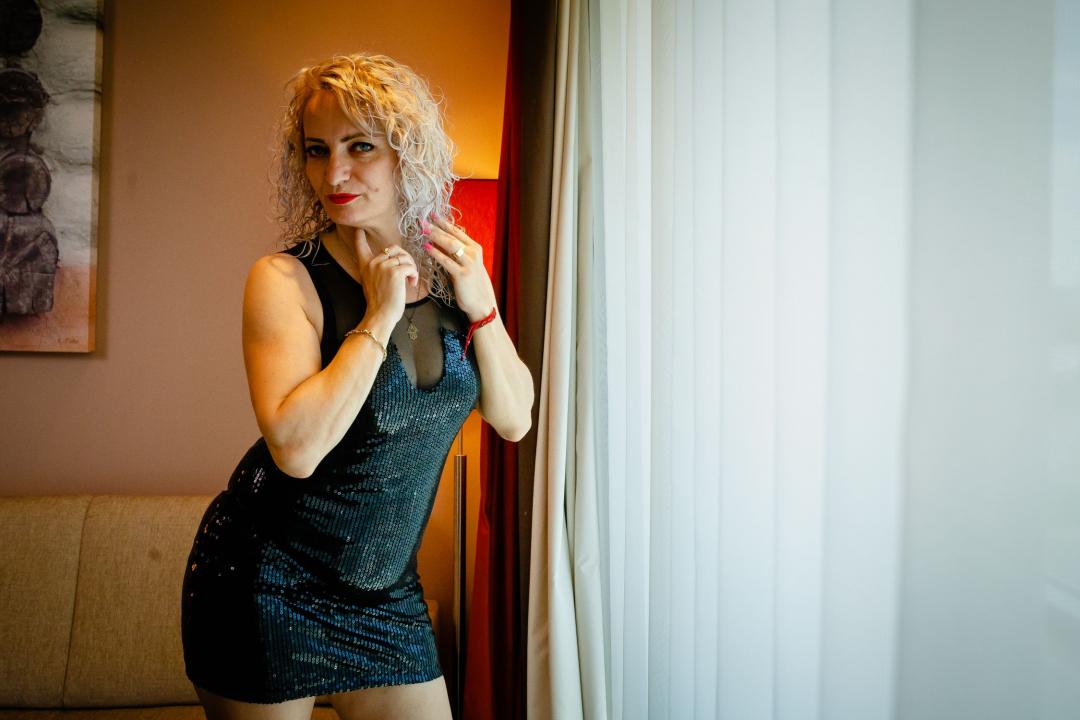 Webcam chat profile for LadyTouch: Kissing