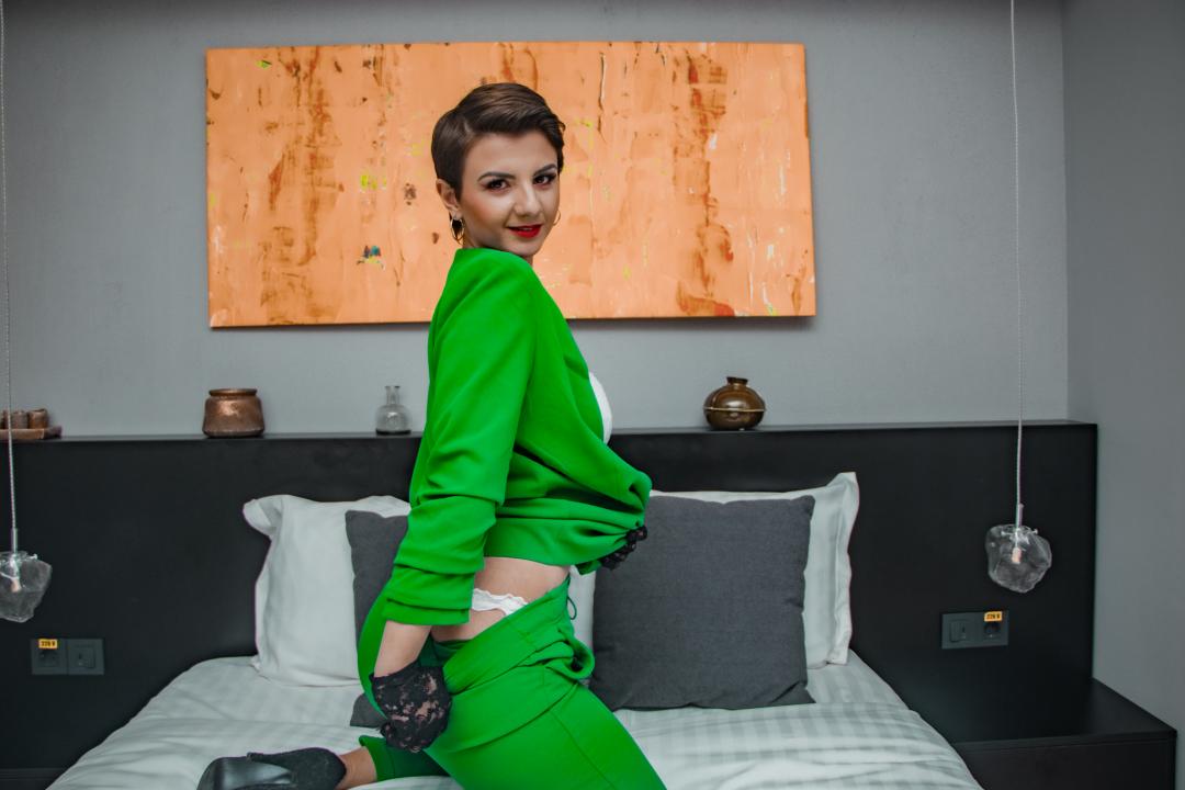 Webcam chat profile for LiaEngel: Legs, feet & shoes