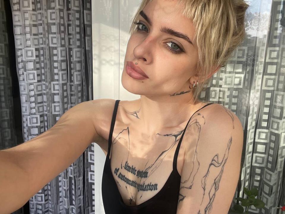 Webcam chat profile for Tanikko: Ask about my Hobbies