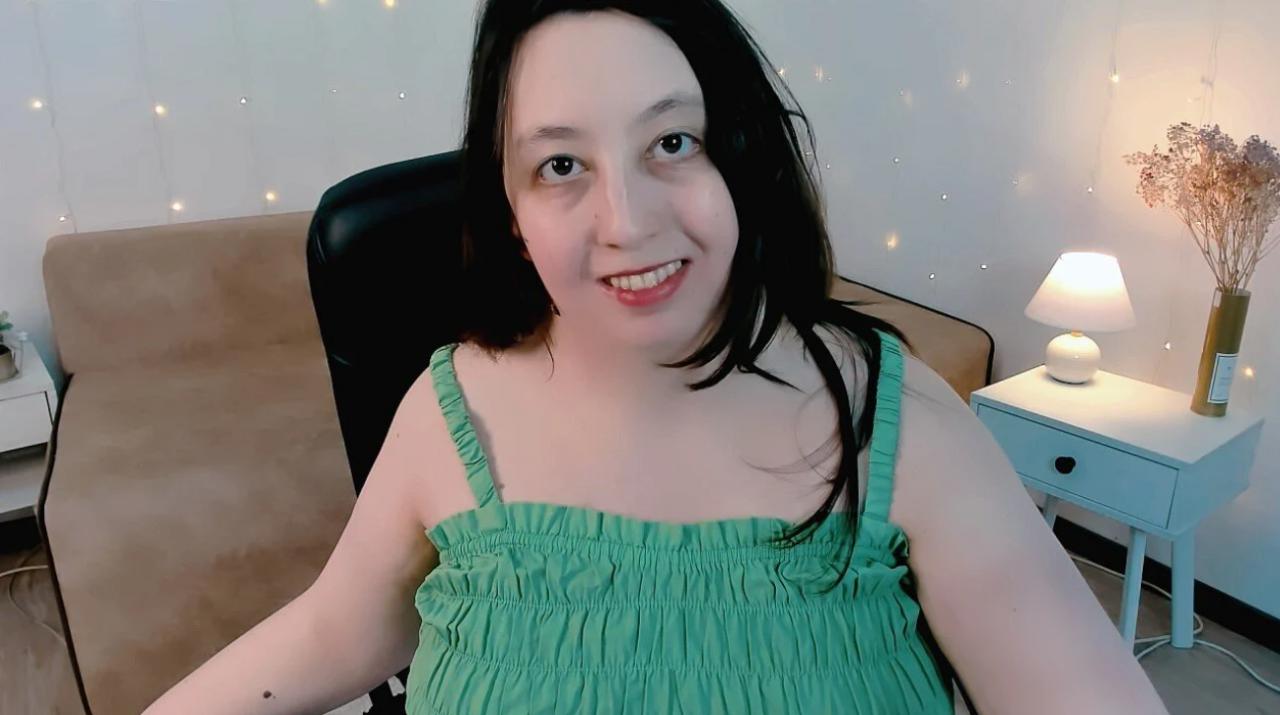 Webcam chat profile for WendyBloom: Nipple play
