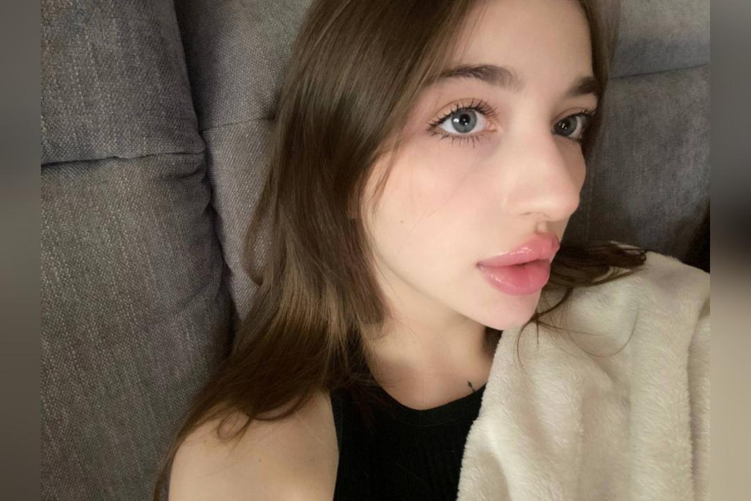 Start LIVE VideoChat with EvelinaCharm