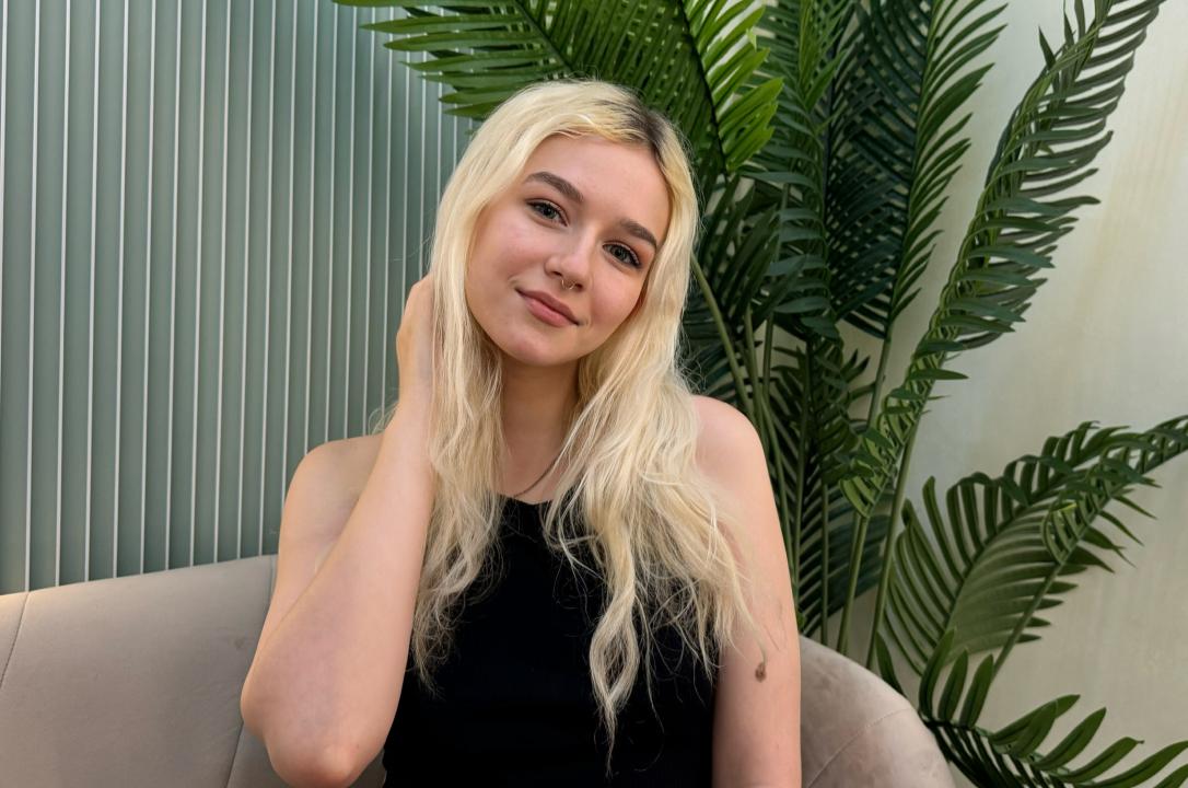 Webcam chat profile for NaomiL65: Legs, feet & shoes