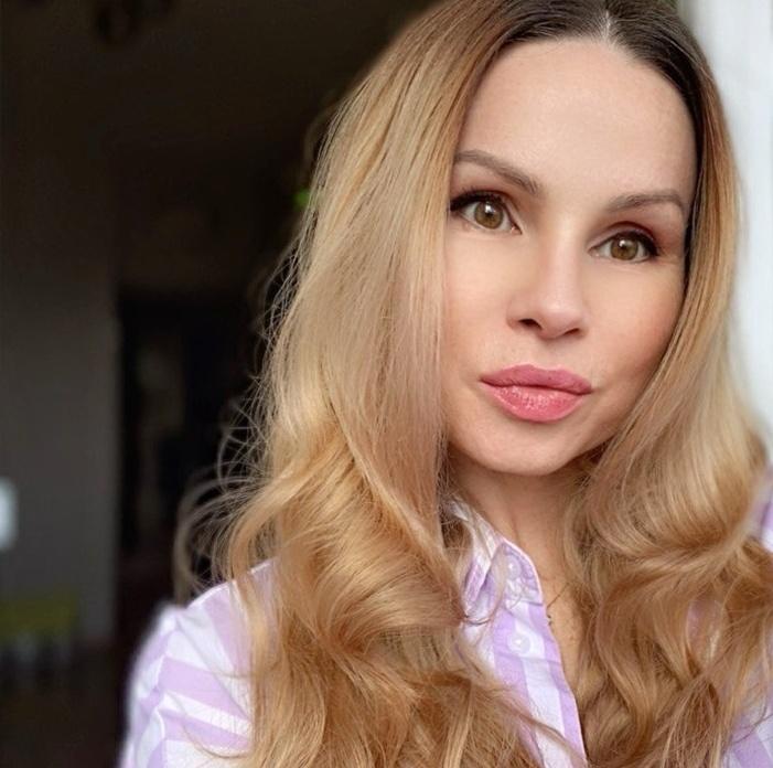 Webcam chat profile for MelindaMills: Kissing