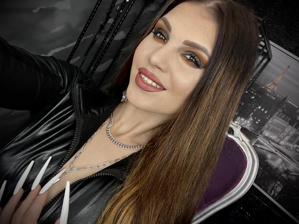 Webcam chat profile for LeaNoire: Dominatrix