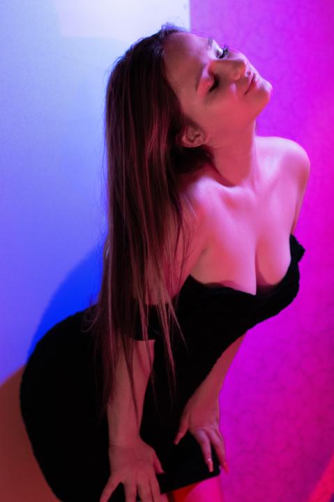Webcam chat profile for EmmaHot: Exhibition